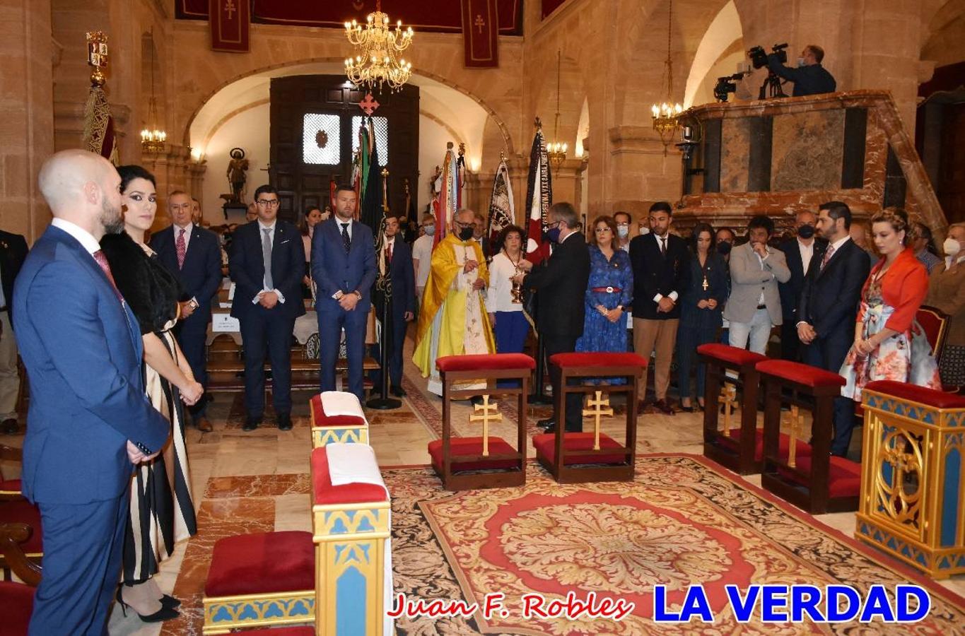 Los nuevos Reyes Cristianos, Roberto Mateo y Patricia Fernández, han sido coronados esta mañana en una celebración que ha tenido lugar en la basílica de la Vera Cruz durante la tradicional Misa de Bendición de Banderas del Bando Cristiano. Quienes encarnarán en las próximas fiestas las egregias figuras de Fernando III El Santo y Doña Beatriz de Suavia recibieron sus coronas en un acto en el que también participaron sus antecesores: Rubén Alonso Bermúdez y Carolain Morales; bajo la atenta mirada de los Infantes de Castilla, los hermanos Sergio y Marta Marín, que también estrenan cargo este año.