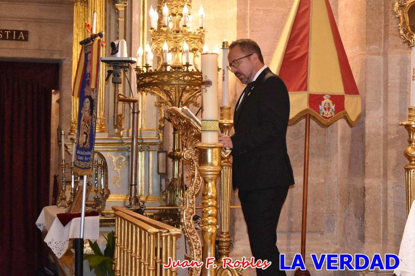 Los nuevos Reyes Cristianos, Roberto Mateo y Patricia Fernández, han sido coronados esta mañana en una celebración que ha tenido lugar en la basílica de la Vera Cruz durante la tradicional Misa de Bendición de Banderas del Bando Cristiano. Quienes encarnarán en las próximas fiestas las egregias figuras de Fernando III El Santo y Doña Beatriz de Suavia recibieron sus coronas en un acto en el que también participaron sus antecesores: Rubén Alonso Bermúdez y Carolain Morales; bajo la atenta mirada de los Infantes de Castilla, los hermanos Sergio y Marta Marín, que también estrenan cargo este año.