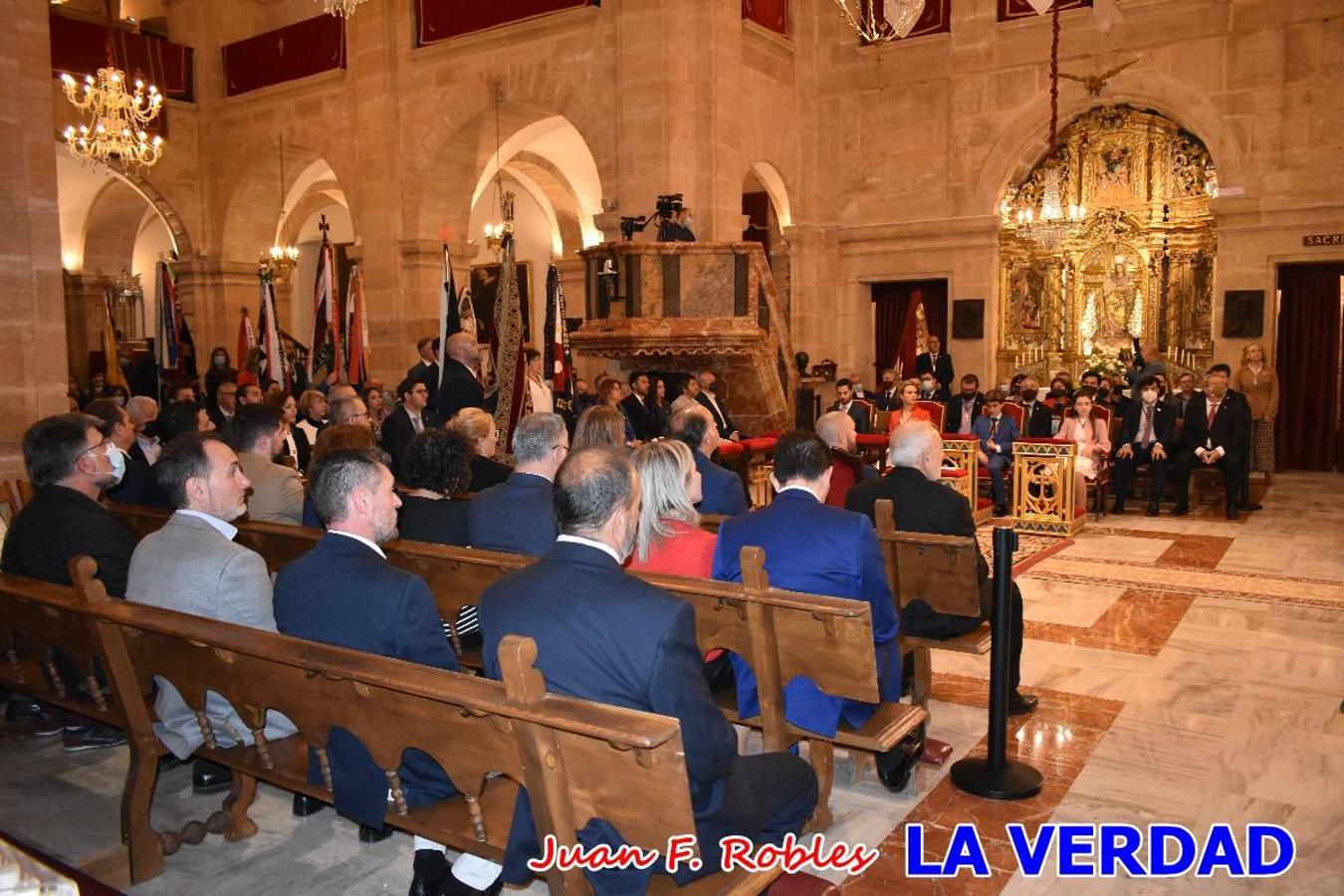 Los nuevos Reyes Cristianos, Roberto Mateo y Patricia Fernández, han sido coronados esta mañana en una celebración que ha tenido lugar en la basílica de la Vera Cruz durante la tradicional Misa de Bendición de Banderas del Bando Cristiano. Quienes encarnarán en las próximas fiestas las egregias figuras de Fernando III El Santo y Doña Beatriz de Suavia recibieron sus coronas en un acto en el que también participaron sus antecesores: Rubén Alonso Bermúdez y Carolain Morales; bajo la atenta mirada de los Infantes de Castilla, los hermanos Sergio y Marta Marín, que también estrenan cargo este año.