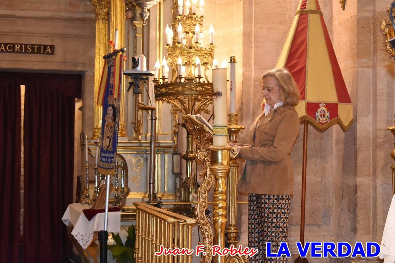 Los nuevos Reyes Cristianos, Roberto Mateo y Patricia Fernández, han sido coronados esta mañana en una celebración que ha tenido lugar en la basílica de la Vera Cruz durante la tradicional Misa de Bendición de Banderas del Bando Cristiano. Quienes encarnarán en las próximas fiestas las egregias figuras de Fernando III El Santo y Doña Beatriz de Suavia recibieron sus coronas en un acto en el que también participaron sus antecesores: Rubén Alonso Bermúdez y Carolain Morales; bajo la atenta mirada de los Infantes de Castilla, los hermanos Sergio y Marta Marín, que también estrenan cargo este año.