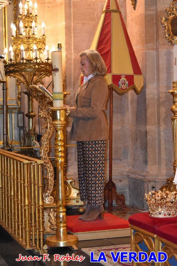 Los nuevos Reyes Cristianos, Roberto Mateo y Patricia Fernández, han sido coronados esta mañana en una celebración que ha tenido lugar en la basílica de la Vera Cruz durante la tradicional Misa de Bendición de Banderas del Bando Cristiano. Quienes encarnarán en las próximas fiestas las egregias figuras de Fernando III El Santo y Doña Beatriz de Suavia recibieron sus coronas en un acto en el que también participaron sus antecesores: Rubén Alonso Bermúdez y Carolain Morales; bajo la atenta mirada de los Infantes de Castilla, los hermanos Sergio y Marta Marín, que también estrenan cargo este año.