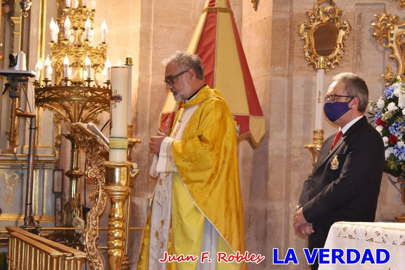 Los nuevos Reyes Cristianos, Roberto Mateo y Patricia Fernández, han sido coronados esta mañana en una celebración que ha tenido lugar en la basílica de la Vera Cruz durante la tradicional Misa de Bendición de Banderas del Bando Cristiano. Quienes encarnarán en las próximas fiestas las egregias figuras de Fernando III El Santo y Doña Beatriz de Suavia recibieron sus coronas en un acto en el que también participaron sus antecesores: Rubén Alonso Bermúdez y Carolain Morales; bajo la atenta mirada de los Infantes de Castilla, los hermanos Sergio y Marta Marín, que también estrenan cargo este año.