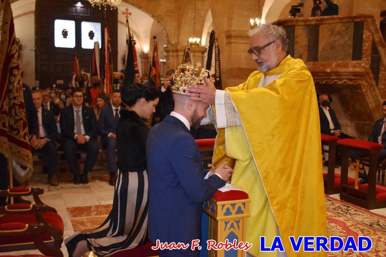 Los nuevos Reyes Cristianos, Roberto Mateo y Patricia Fernández, han sido coronados esta mañana en una celebración que ha tenido lugar en la basílica de la Vera Cruz durante la tradicional Misa de Bendición de Banderas del Bando Cristiano. Quienes encarnarán en las próximas fiestas las egregias figuras de Fernando III El Santo y Doña Beatriz de Suavia recibieron sus coronas en un acto en el que también participaron sus antecesores: Rubén Alonso Bermúdez y Carolain Morales; bajo la atenta mirada de los Infantes de Castilla, los hermanos Sergio y Marta Marín, que también estrenan cargo este año.