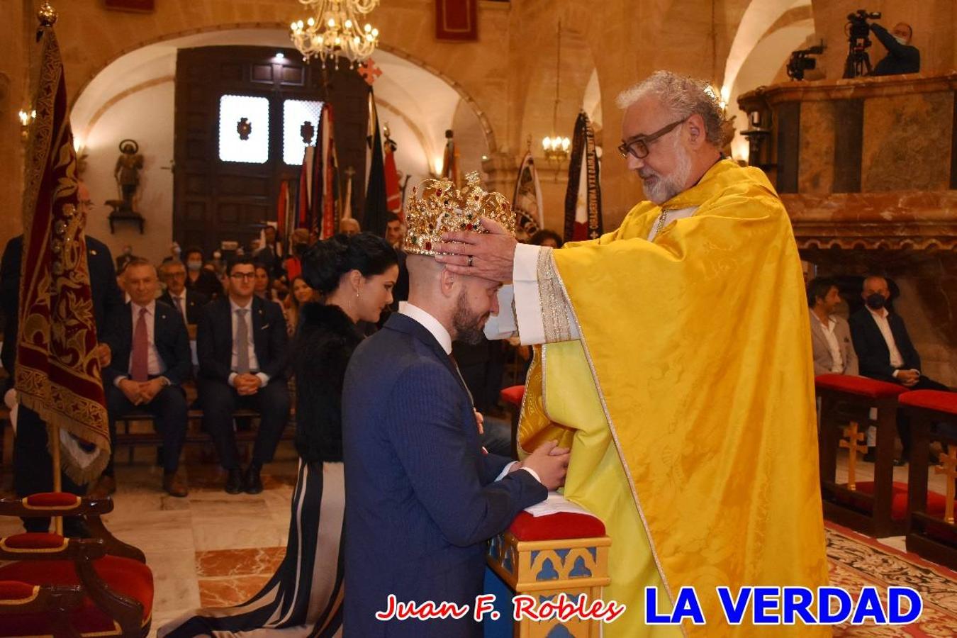 Los nuevos Reyes Cristianos, Roberto Mateo y Patricia Fernández, han sido coronados esta mañana en una celebración que ha tenido lugar en la basílica de la Vera Cruz durante la tradicional Misa de Bendición de Banderas del Bando Cristiano. Quienes encarnarán en las próximas fiestas las egregias figuras de Fernando III El Santo y Doña Beatriz de Suavia recibieron sus coronas en un acto en el que también participaron sus antecesores: Rubén Alonso Bermúdez y Carolain Morales; bajo la atenta mirada de los Infantes de Castilla, los hermanos Sergio y Marta Marín, que también estrenan cargo este año.