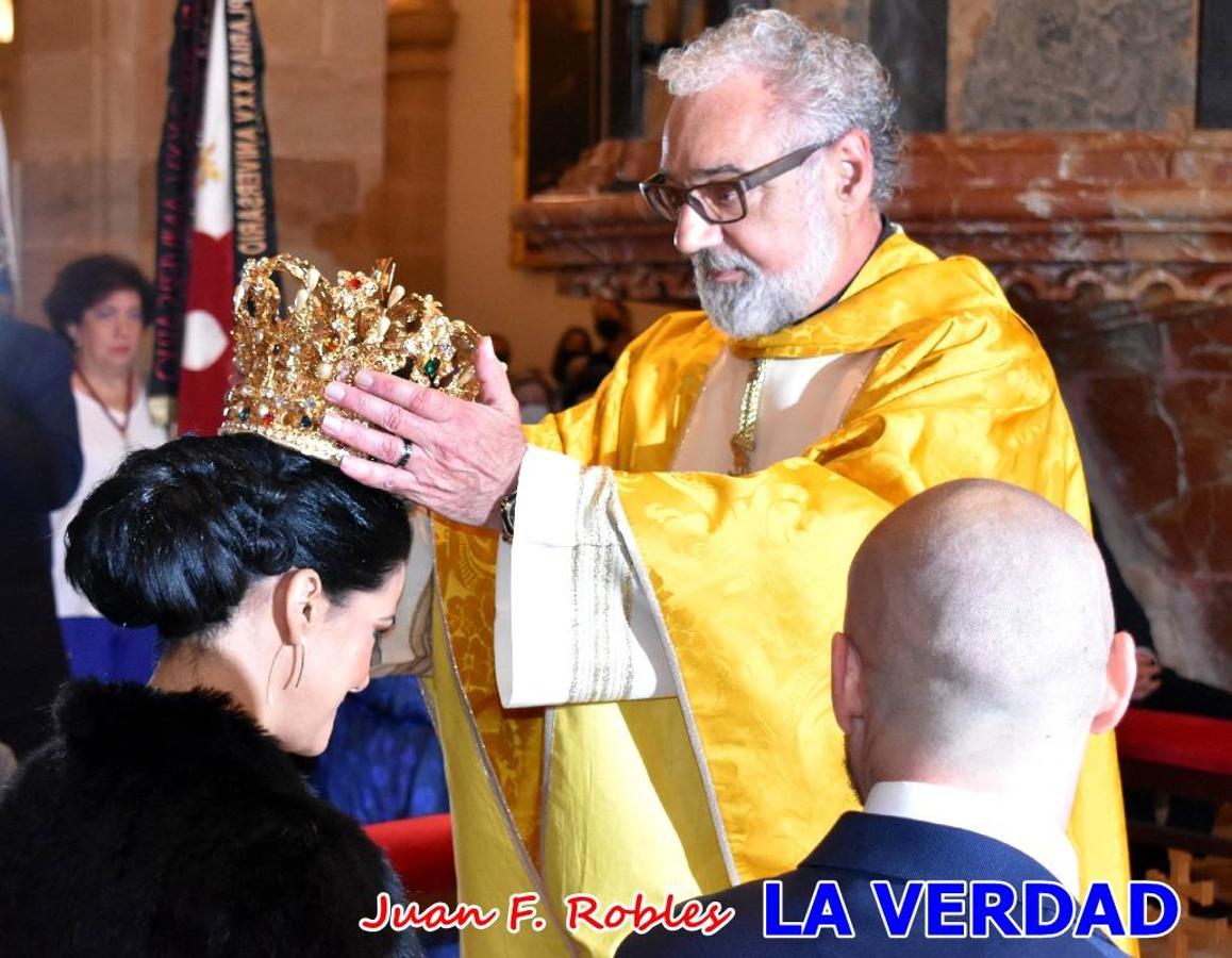 Los nuevos Reyes Cristianos, Roberto Mateo y Patricia Fernández, han sido coronados esta mañana en una celebración que ha tenido lugar en la basílica de la Vera Cruz durante la tradicional Misa de Bendición de Banderas del Bando Cristiano. Quienes encarnarán en las próximas fiestas las egregias figuras de Fernando III El Santo y Doña Beatriz de Suavia recibieron sus coronas en un acto en el que también participaron sus antecesores: Rubén Alonso Bermúdez y Carolain Morales; bajo la atenta mirada de los Infantes de Castilla, los hermanos Sergio y Marta Marín, que también estrenan cargo este año.