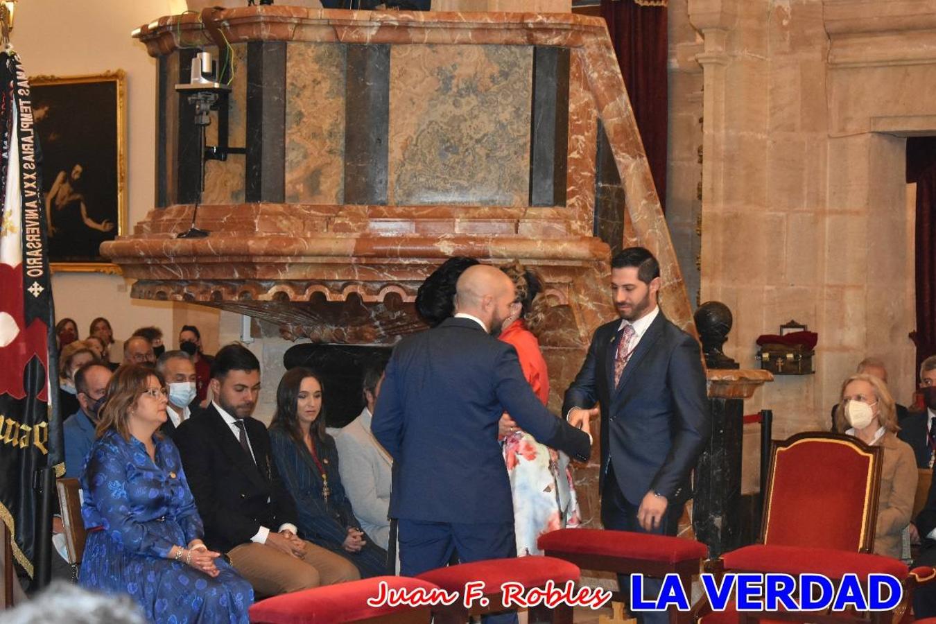 Los nuevos Reyes Cristianos, Roberto Mateo y Patricia Fernández, han sido coronados esta mañana en una celebración que ha tenido lugar en la basílica de la Vera Cruz durante la tradicional Misa de Bendición de Banderas del Bando Cristiano. Quienes encarnarán en las próximas fiestas las egregias figuras de Fernando III El Santo y Doña Beatriz de Suavia recibieron sus coronas en un acto en el que también participaron sus antecesores: Rubén Alonso Bermúdez y Carolain Morales; bajo la atenta mirada de los Infantes de Castilla, los hermanos Sergio y Marta Marín, que también estrenan cargo este año.