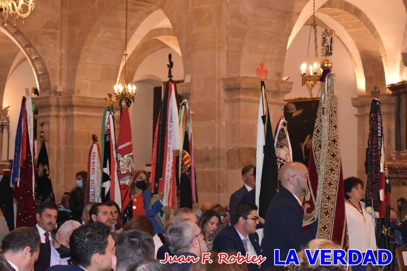 Los nuevos Reyes Cristianos, Roberto Mateo y Patricia Fernández, han sido coronados esta mañana en una celebración que ha tenido lugar en la basílica de la Vera Cruz durante la tradicional Misa de Bendición de Banderas del Bando Cristiano. Quienes encarnarán en las próximas fiestas las egregias figuras de Fernando III El Santo y Doña Beatriz de Suavia recibieron sus coronas en un acto en el que también participaron sus antecesores: Rubén Alonso Bermúdez y Carolain Morales; bajo la atenta mirada de los Infantes de Castilla, los hermanos Sergio y Marta Marín, que también estrenan cargo este año.