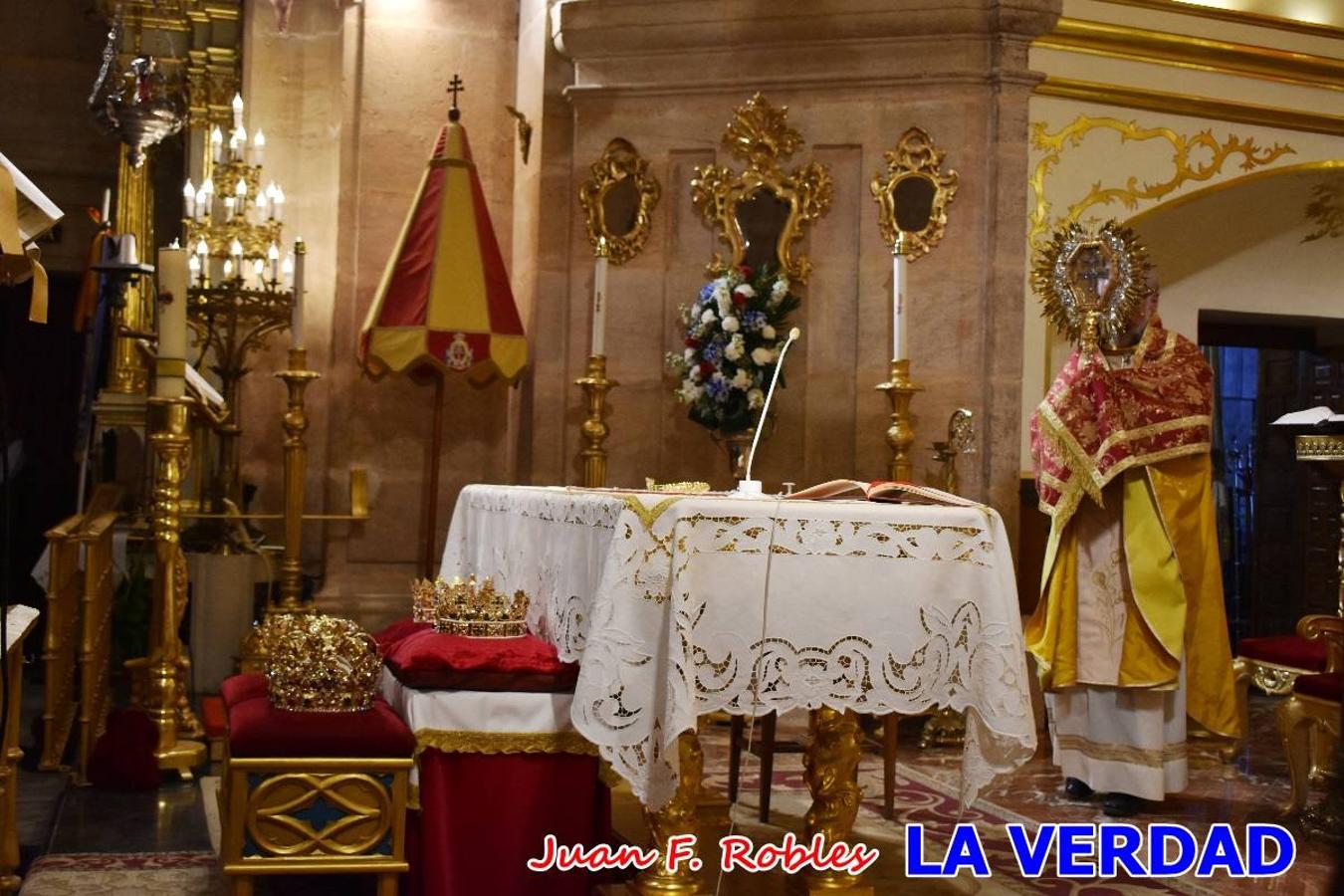 Los nuevos Reyes Cristianos, Roberto Mateo y Patricia Fernández, han sido coronados esta mañana en una celebración que ha tenido lugar en la basílica de la Vera Cruz durante la tradicional Misa de Bendición de Banderas del Bando Cristiano. Quienes encarnarán en las próximas fiestas las egregias figuras de Fernando III El Santo y Doña Beatriz de Suavia recibieron sus coronas en un acto en el que también participaron sus antecesores: Rubén Alonso Bermúdez y Carolain Morales; bajo la atenta mirada de los Infantes de Castilla, los hermanos Sergio y Marta Marín, que también estrenan cargo este año.