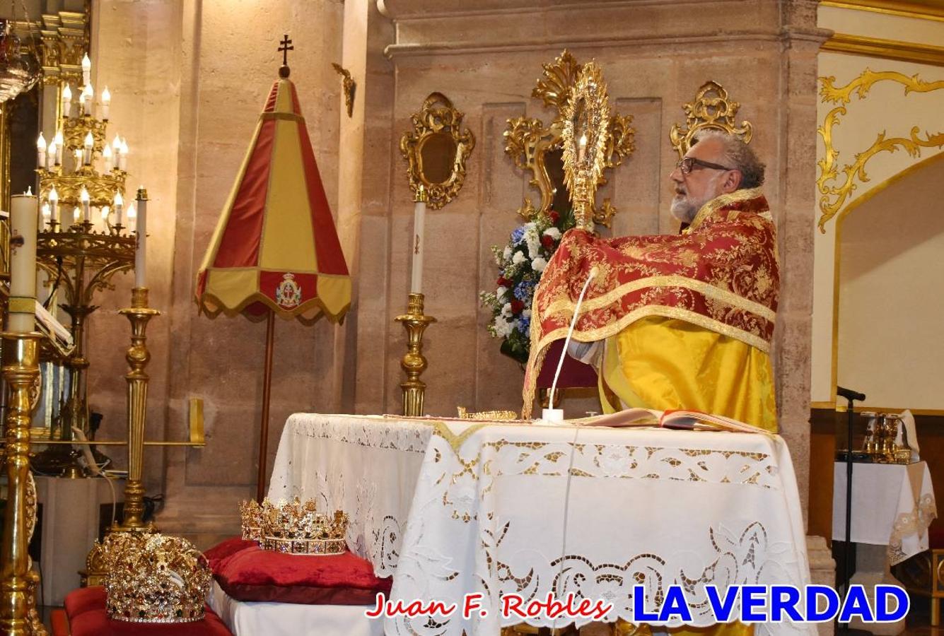 Los nuevos Reyes Cristianos, Roberto Mateo y Patricia Fernández, han sido coronados esta mañana en una celebración que ha tenido lugar en la basílica de la Vera Cruz durante la tradicional Misa de Bendición de Banderas del Bando Cristiano. Quienes encarnarán en las próximas fiestas las egregias figuras de Fernando III El Santo y Doña Beatriz de Suavia recibieron sus coronas en un acto en el que también participaron sus antecesores: Rubén Alonso Bermúdez y Carolain Morales; bajo la atenta mirada de los Infantes de Castilla, los hermanos Sergio y Marta Marín, que también estrenan cargo este año.