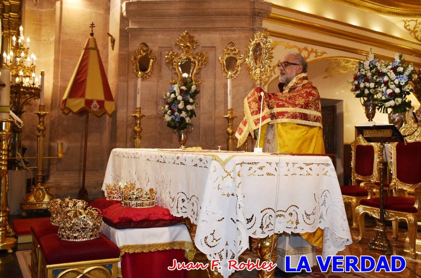 Los nuevos Reyes Cristianos, Roberto Mateo y Patricia Fernández, han sido coronados esta mañana en una celebración que ha tenido lugar en la basílica de la Vera Cruz durante la tradicional Misa de Bendición de Banderas del Bando Cristiano. Quienes encarnarán en las próximas fiestas las egregias figuras de Fernando III El Santo y Doña Beatriz de Suavia recibieron sus coronas en un acto en el que también participaron sus antecesores: Rubén Alonso Bermúdez y Carolain Morales; bajo la atenta mirada de los Infantes de Castilla, los hermanos Sergio y Marta Marín, que también estrenan cargo este año.