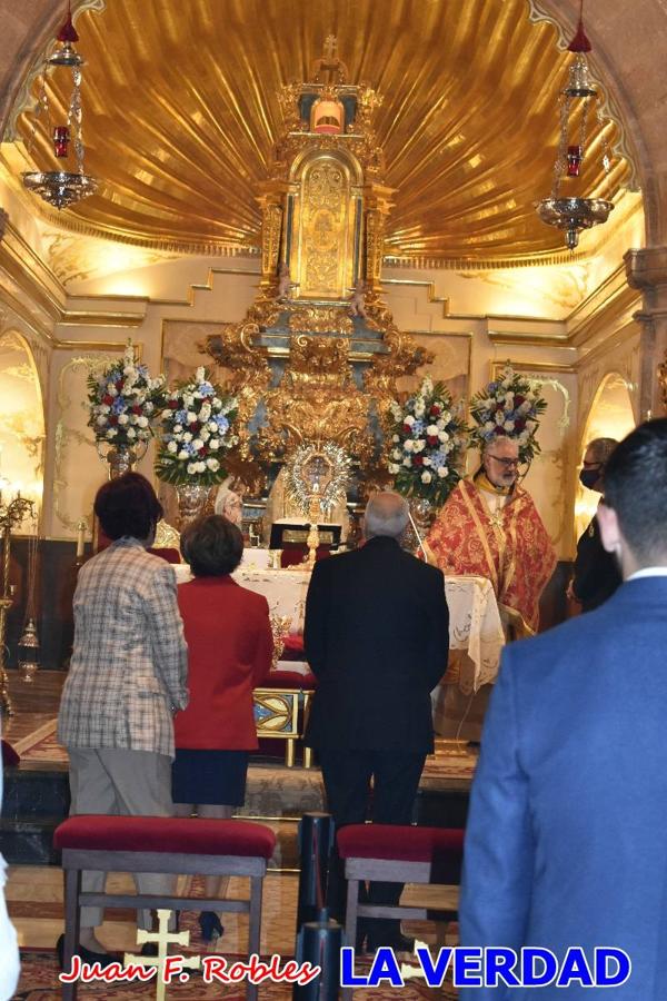 Los nuevos Reyes Cristianos, Roberto Mateo y Patricia Fernández, han sido coronados esta mañana en una celebración que ha tenido lugar en la basílica de la Vera Cruz durante la tradicional Misa de Bendición de Banderas del Bando Cristiano. Quienes encarnarán en las próximas fiestas las egregias figuras de Fernando III El Santo y Doña Beatriz de Suavia recibieron sus coronas en un acto en el que también participaron sus antecesores: Rubén Alonso Bermúdez y Carolain Morales; bajo la atenta mirada de los Infantes de Castilla, los hermanos Sergio y Marta Marín, que también estrenan cargo este año.