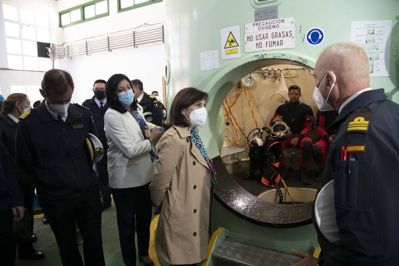 Fotos: La visita de la ministra de Defensa, Margarita Robles, al centro de buceo de la Armada, en imágenes