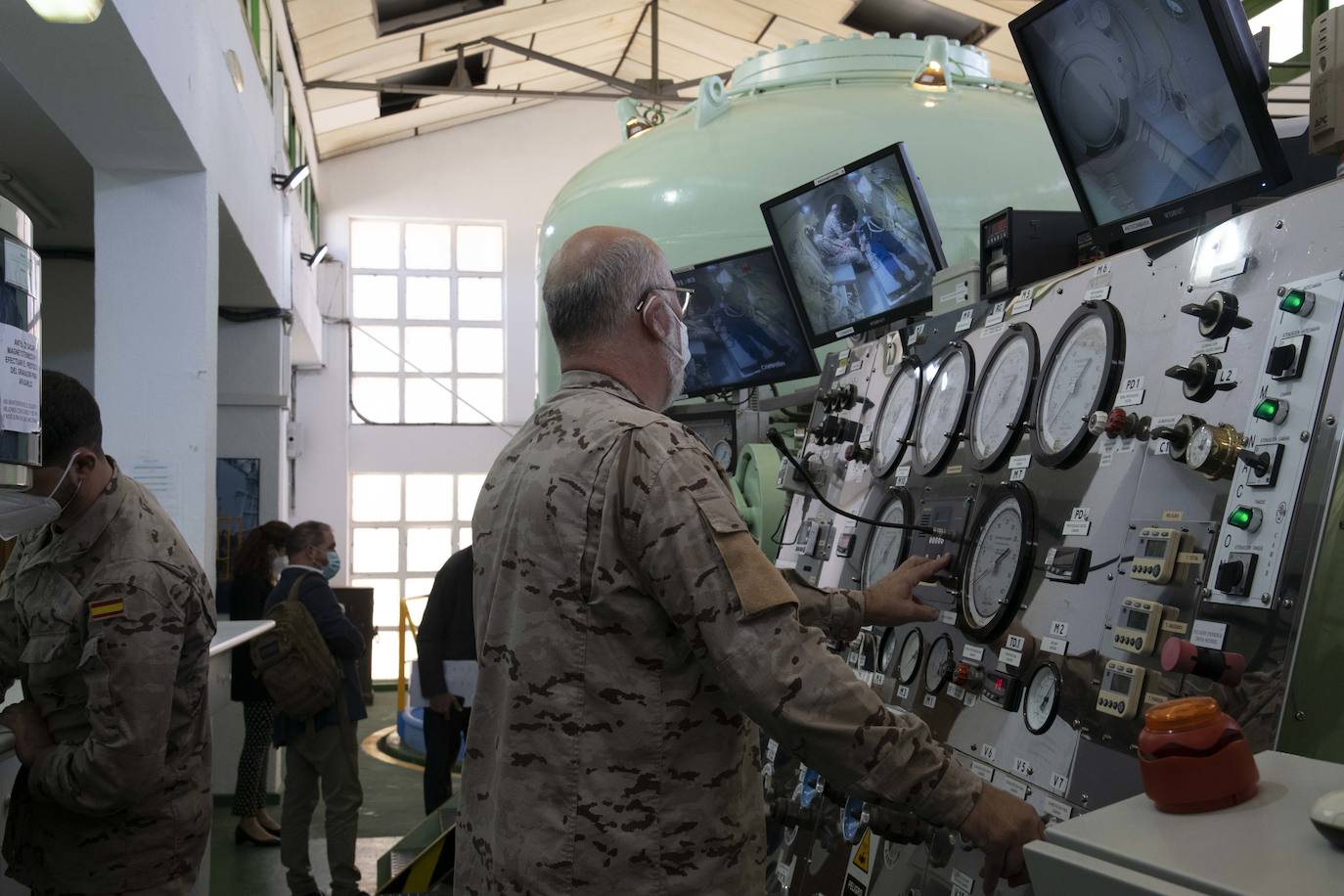 Fotos: La visita de la ministra de Defensa, Margarita Robles, al centro de buceo de la Armada, en imágenes