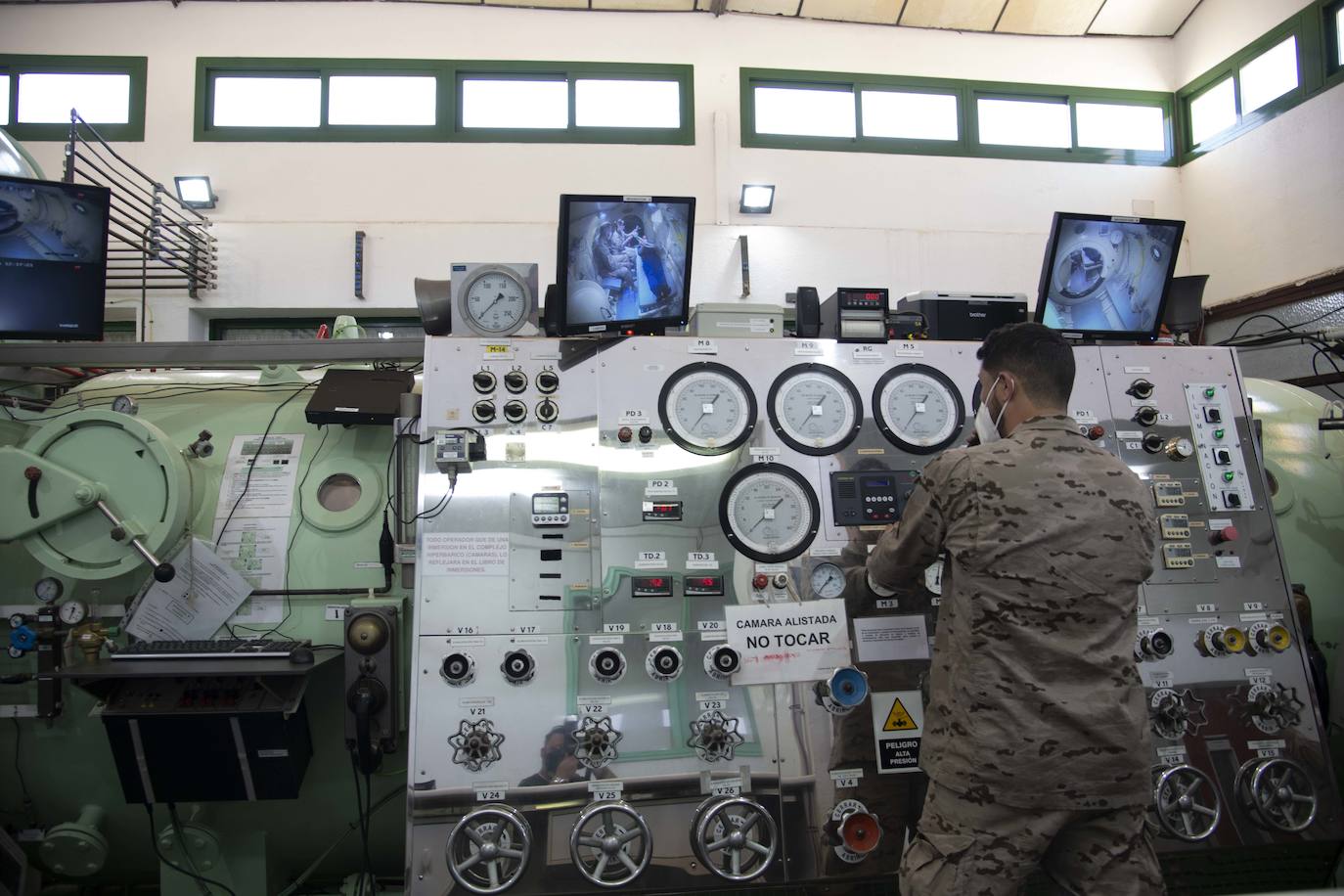 Fotos: La visita de la ministra de Defensa, Margarita Robles, al centro de buceo de la Armada, en imágenes