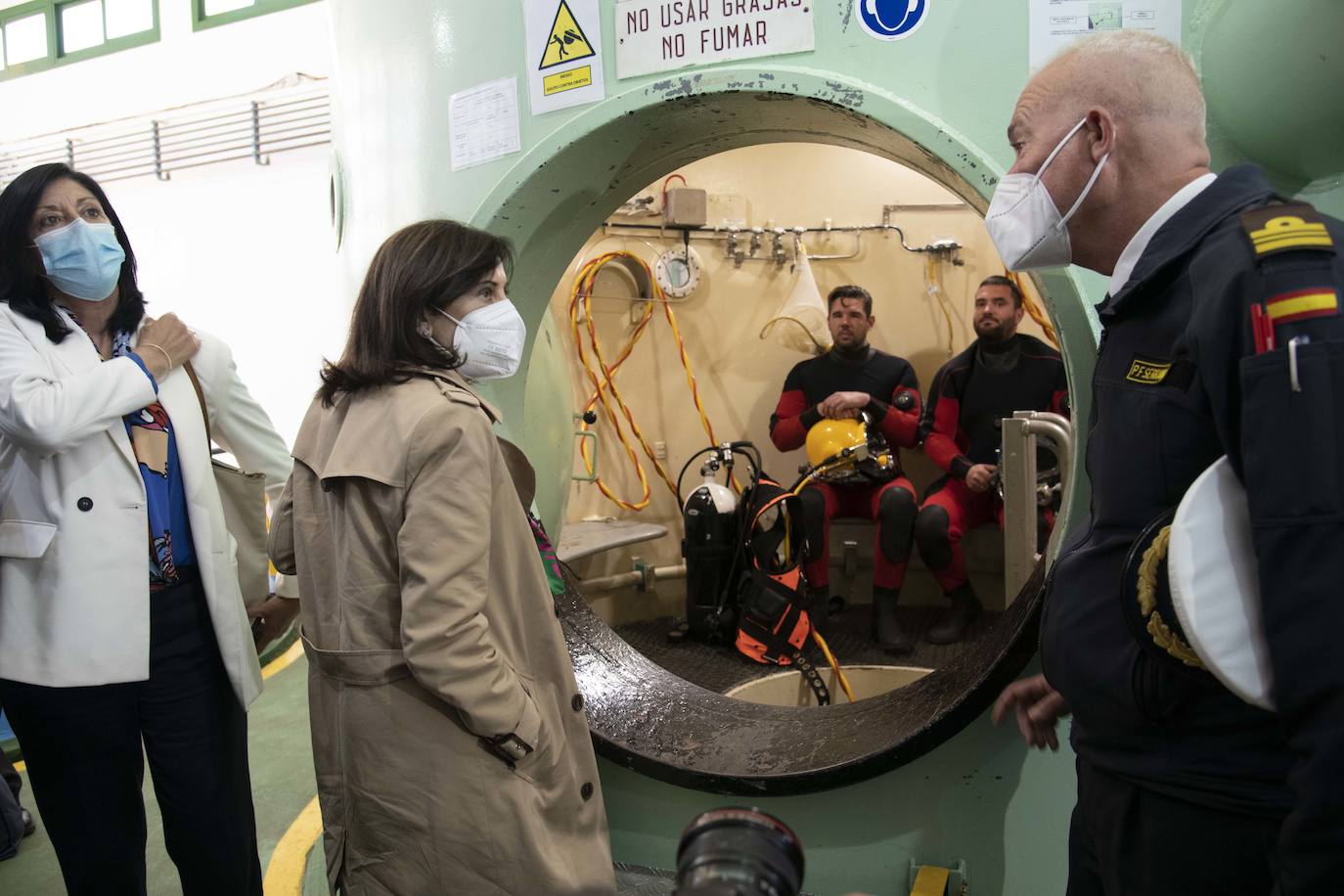 Fotos: La visita de la ministra de Defensa, Margarita Robles, al centro de buceo de la Armada, en imágenes