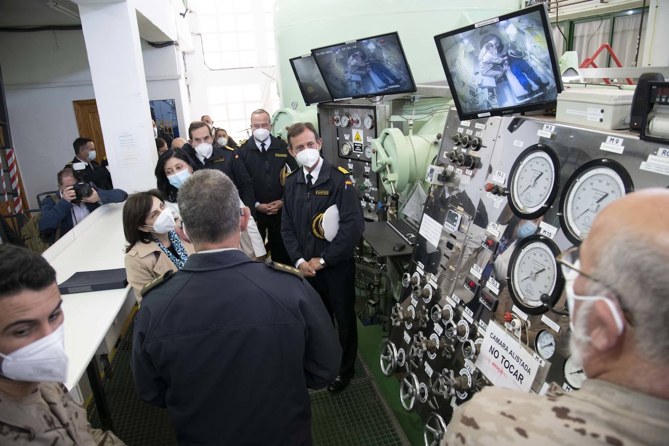 Fotos: La visita de la ministra de Defensa, Margarita Robles, al centro de buceo de la Armada, en imágenes