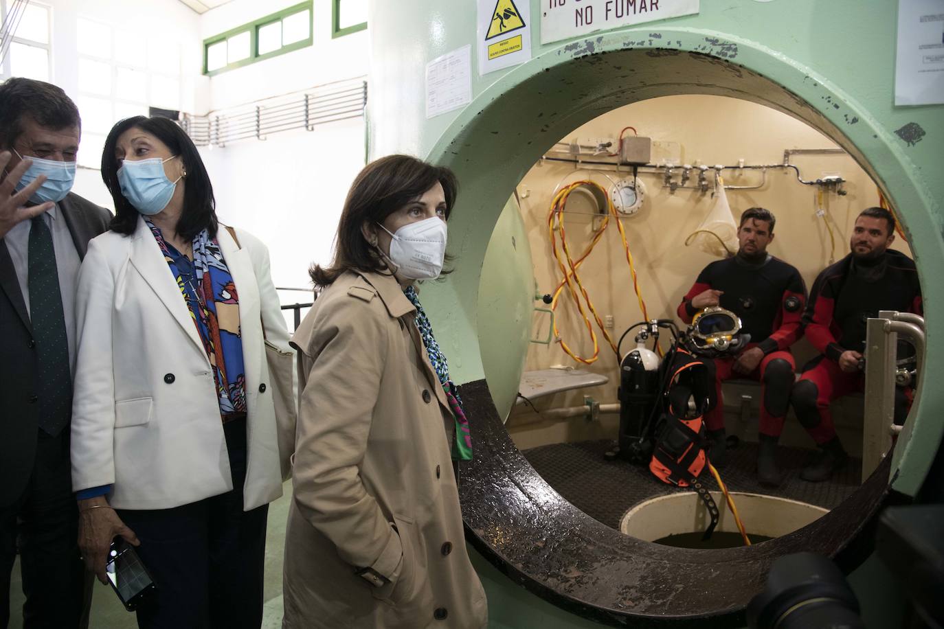 Fotos: La visita de la ministra de Defensa, Margarita Robles, al centro de buceo de la Armada, en imágenes