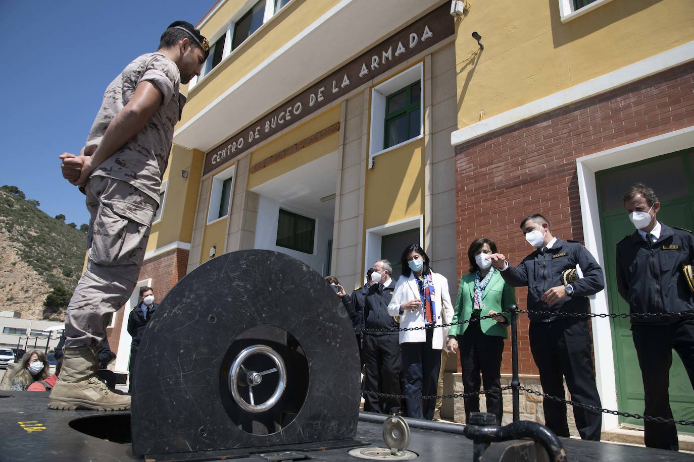 Fotos: La visita de la ministra de Defensa, Margarita Robles, al centro de buceo de la Armada, en imágenes