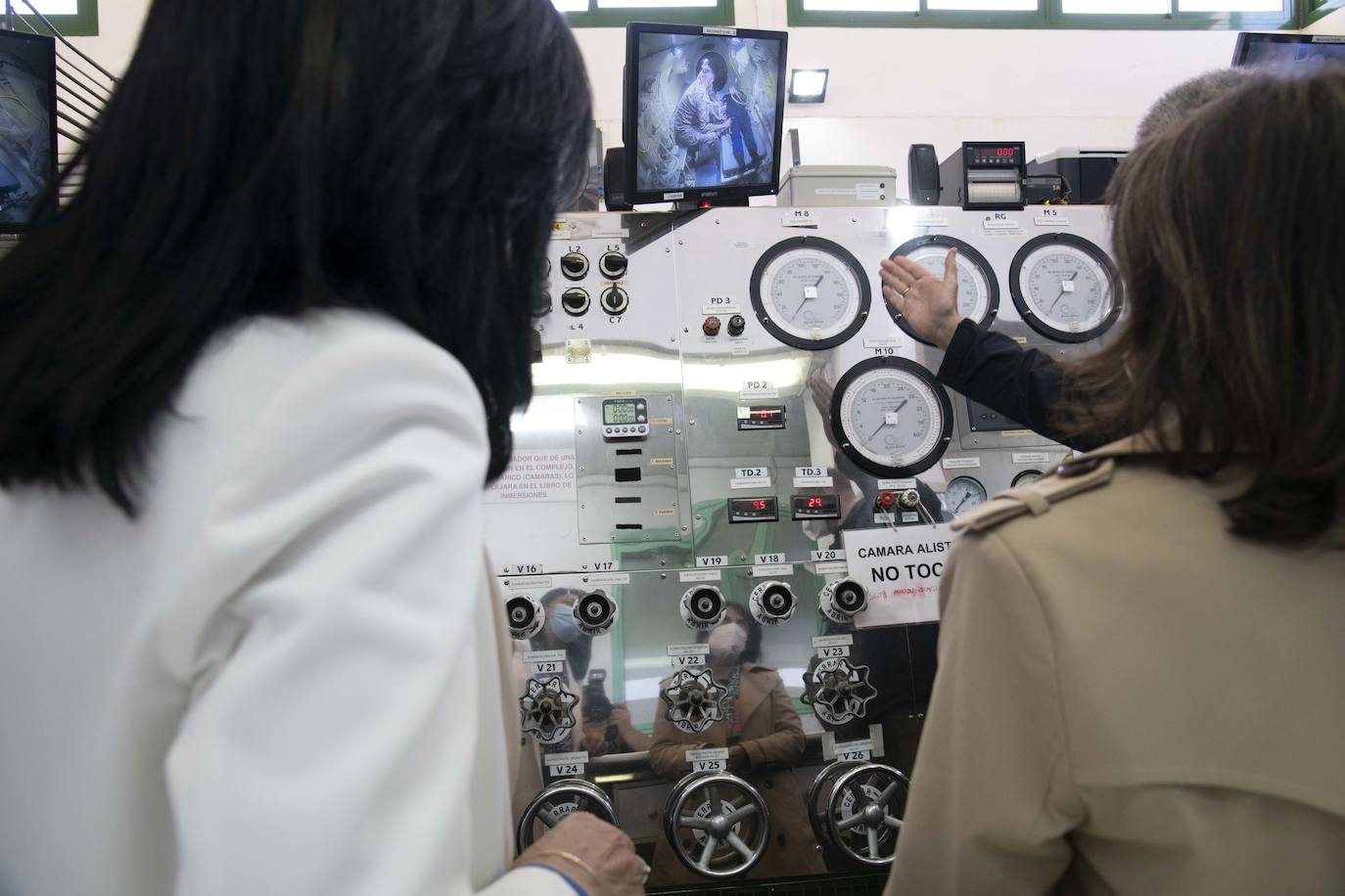 Fotos: La visita de la ministra de Defensa, Margarita Robles, al centro de buceo de la Armada, en imágenes