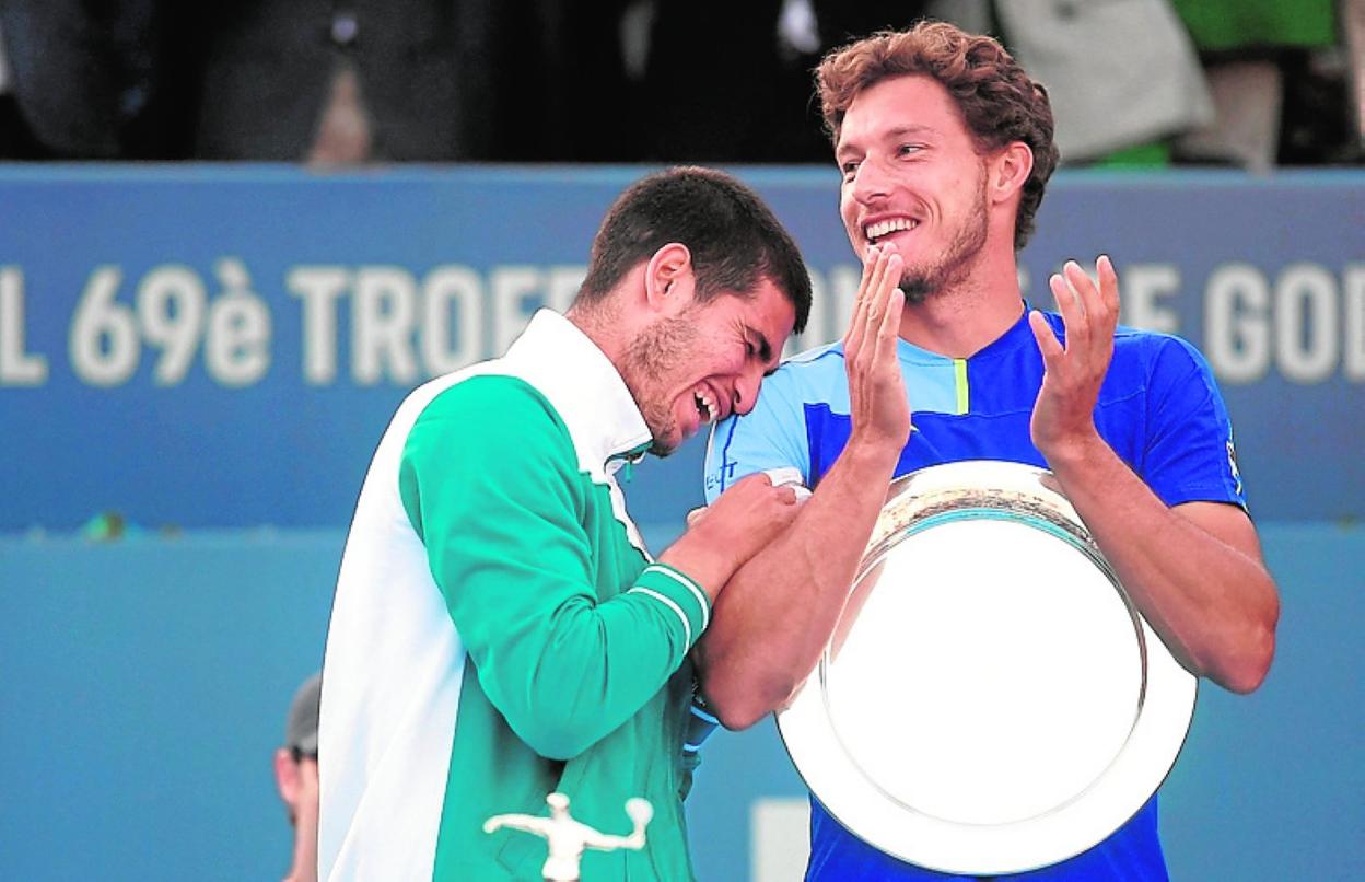 Complicidad entre Alcaraz y Carreño en la ceremonia final. 