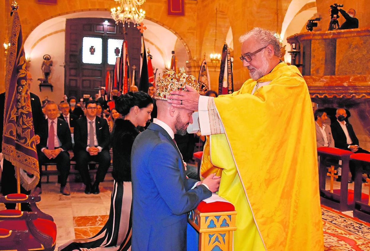 El rector de la Basílica, Emilio Sánchez, corona a los Reyes Cristianos, Roberto Mateo y Patricia Fernández. 