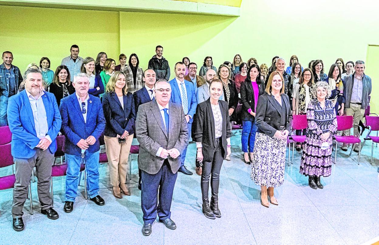 Asistentes al acto del Día Internacional para la Lucha contra el Maltrato Infantil celebrado ayer en la sede de la Consejería de Política Social. 