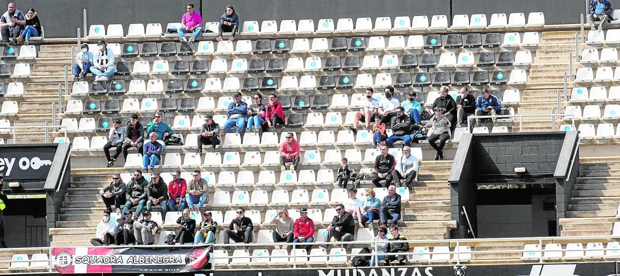 Aspecto del fondo norte alto del Cartagonova, con la mayoría de las butacas desocupadas, en el partido del pasado sábado frente al Girona. 