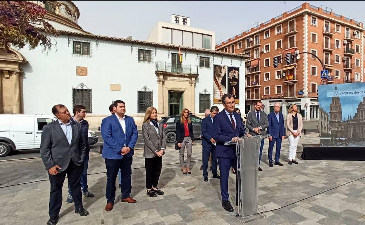 José Ballesta presenta el proyecto 'Murcia Barroca', este lunes, en la plaza de San Agustín.