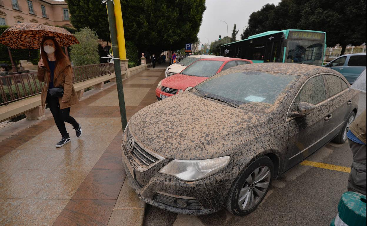 Coches cubiertos de barro, en un día de lluvia del pasado marzo.