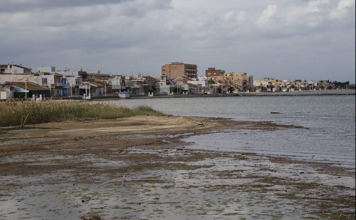 Panorámica de la playa de Los Nietos, tras un episodio de lluvias caídas este mes de marzo.