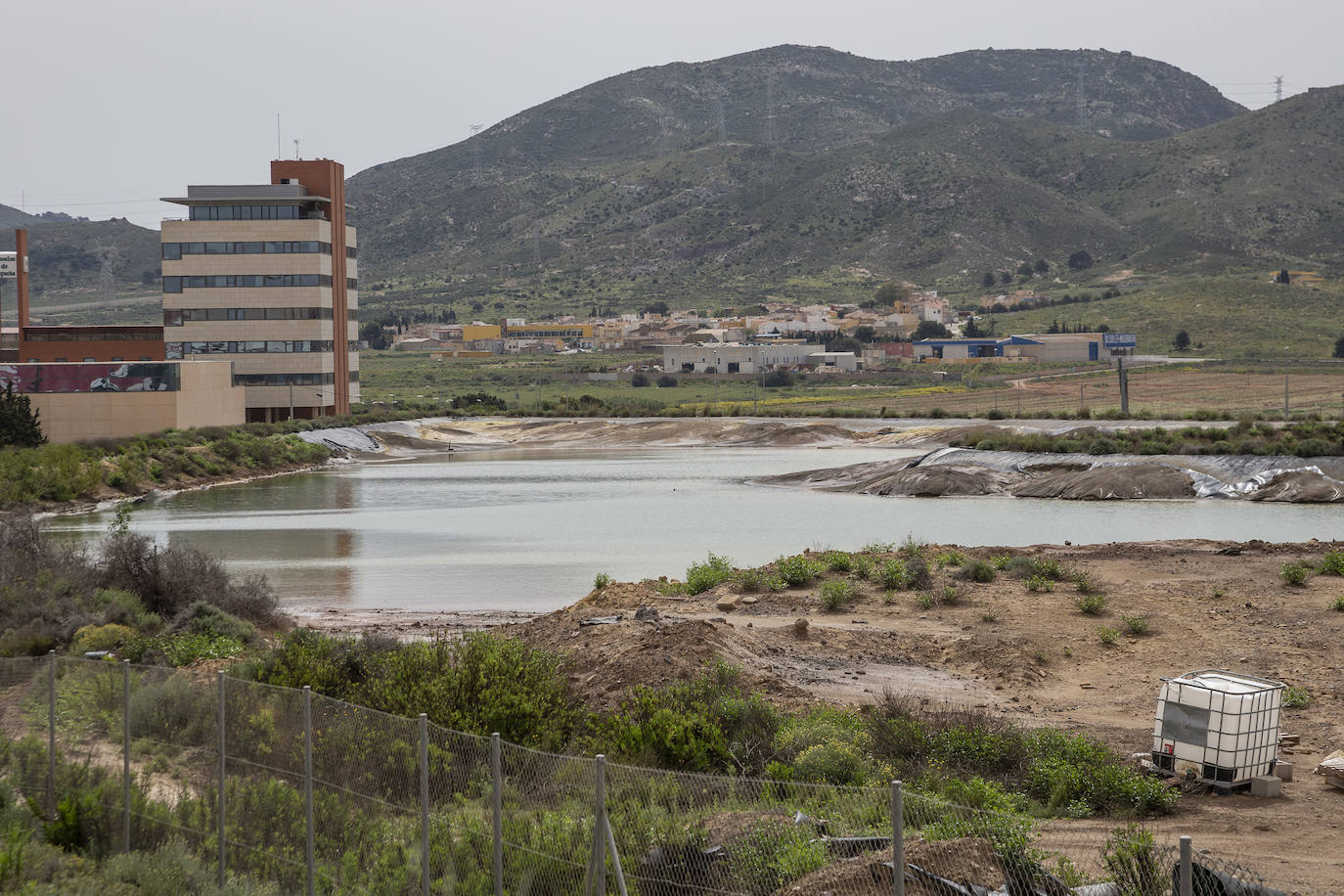 Fotos: Las lluvias dejan casi al límite dos balsas de residuos de Zinsa en Cartagena