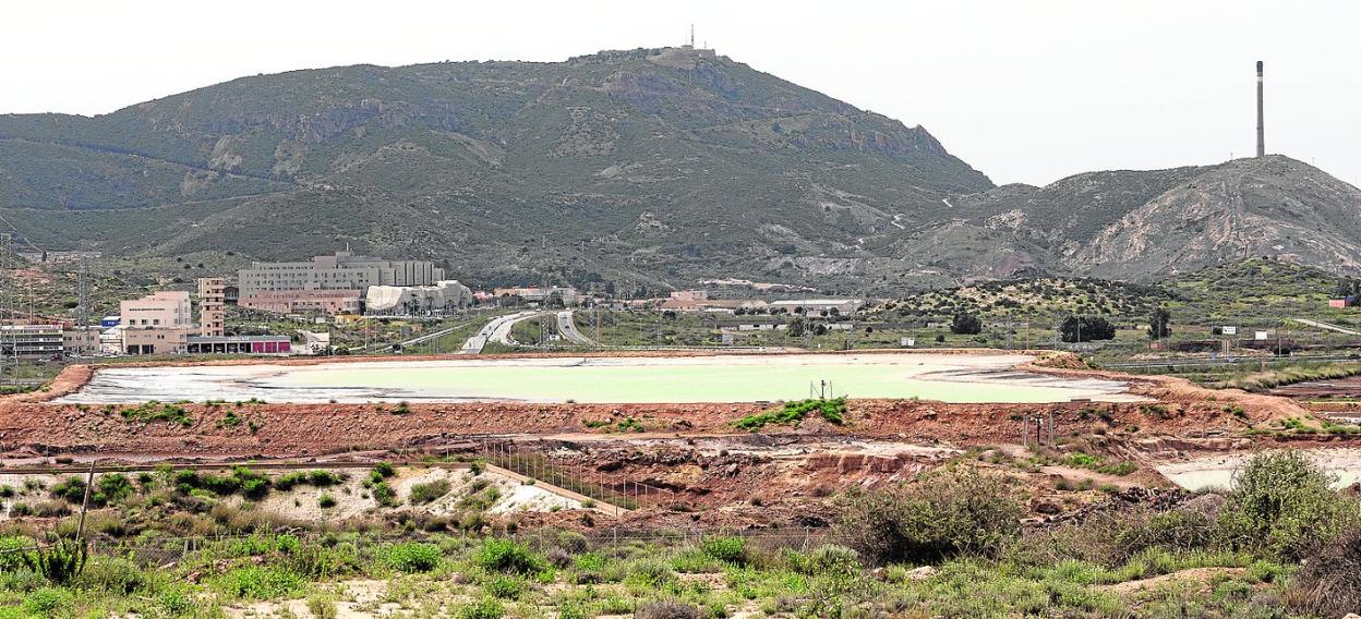 Uno de los pantanos de desechos industriales, ayer. Detrás, El Hondón, el Parque de Seguridad y el Hospital Santa Lucía. 