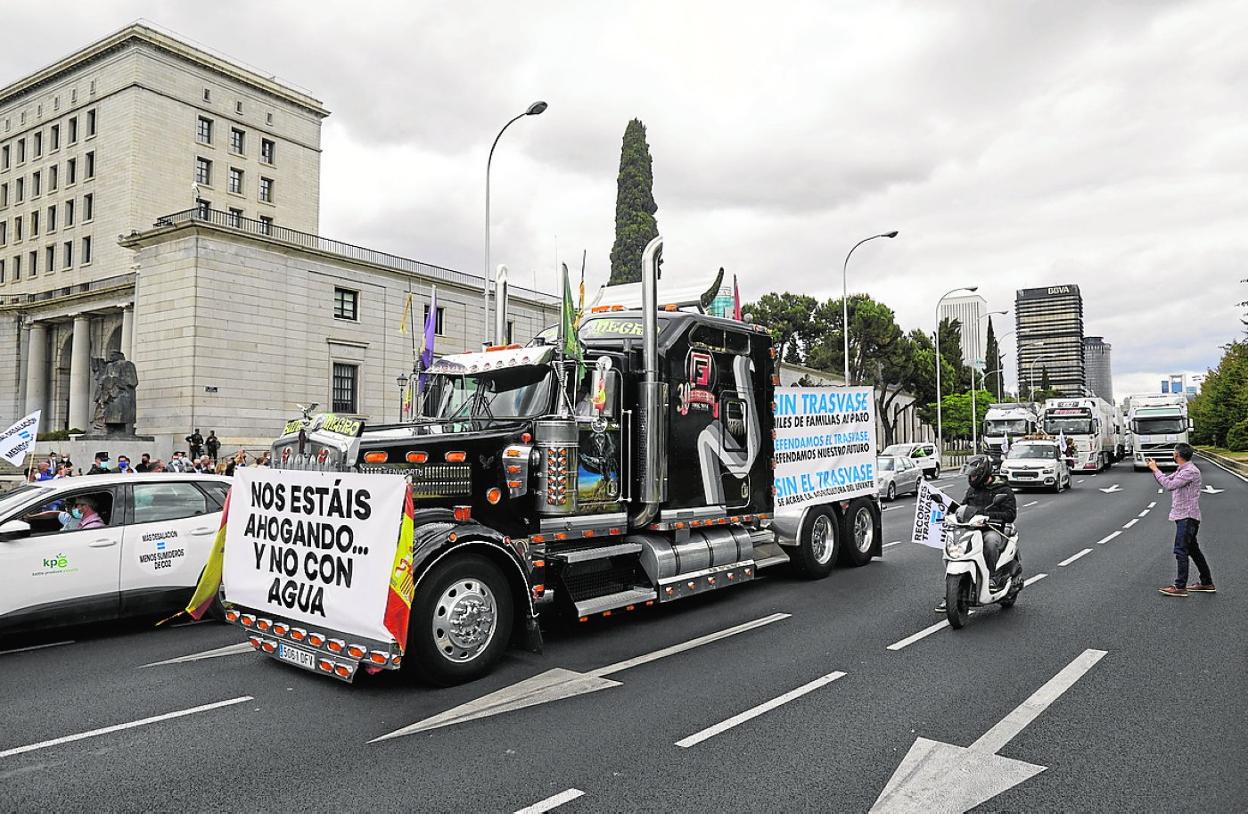 Manifestación en Madrid ante el Ministerio en defensa del Trasvase, en mayo del año pasado. 