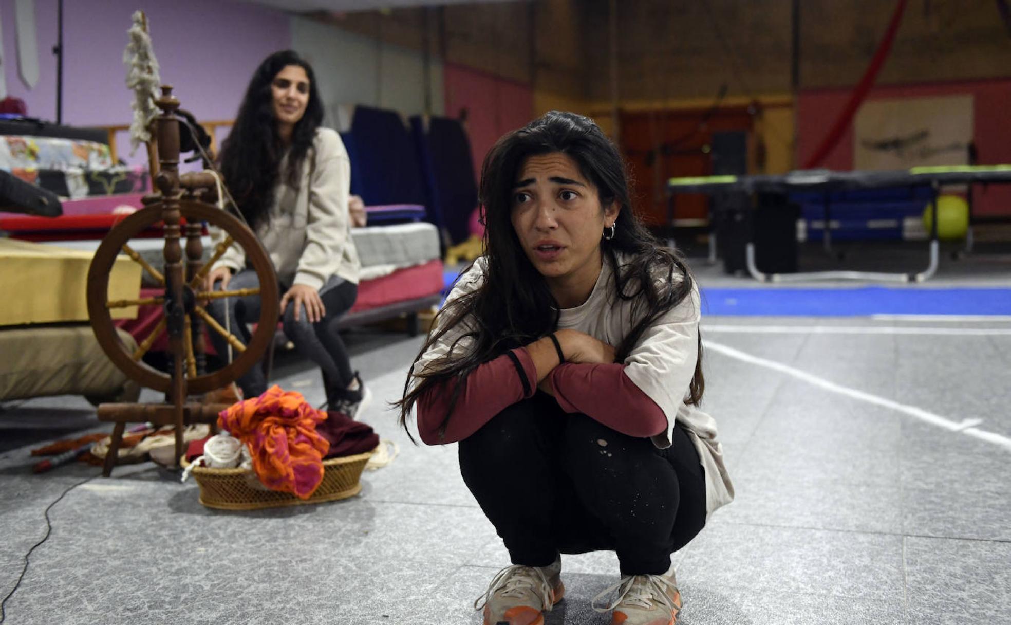 Ensayos. Dos de las actrices,ayer, ultimando los preparativos. 