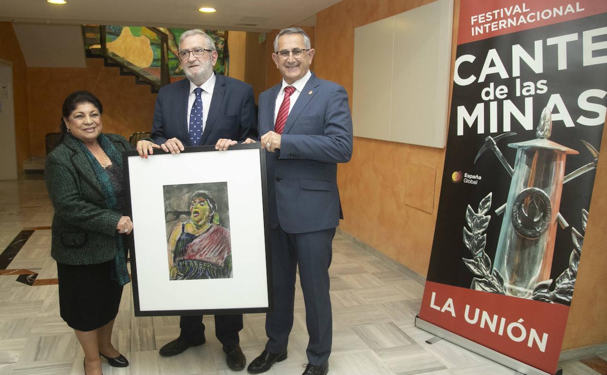 Encarnación Fernández, protagonsista de la obra, Alberto Castillo, presidente de la Asamblea Regional, y Pedro López Millán, alcalde de La Unión, durante la presentación del cartel del Festival del Cante de las Minas en la Asamblea Regional,