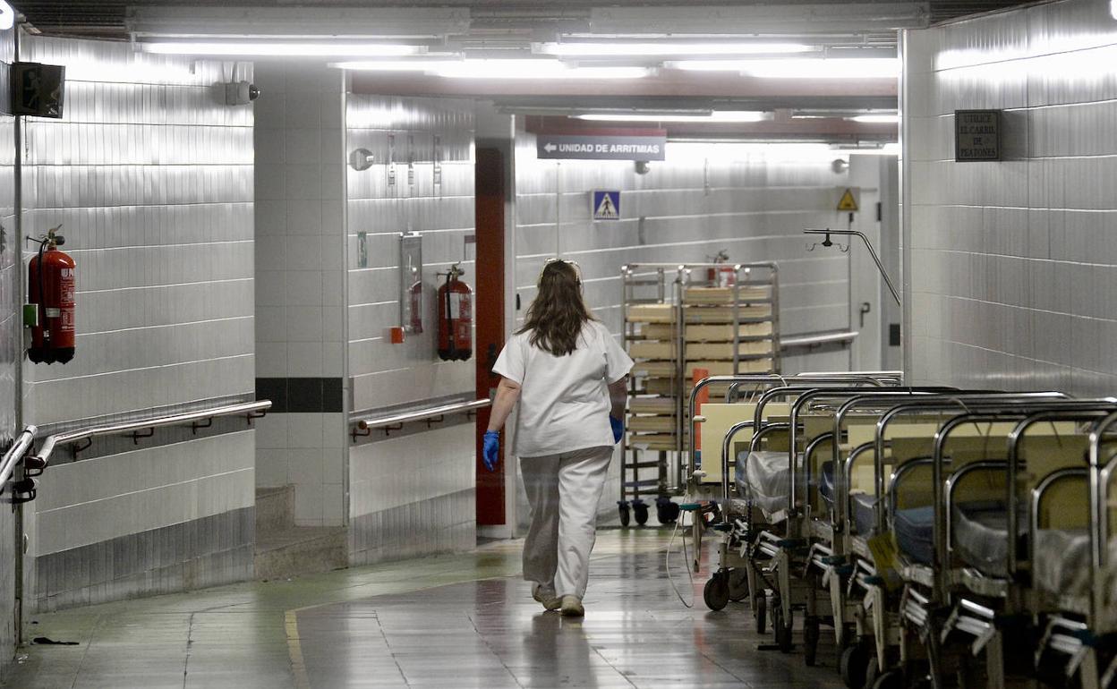 Una sanitaria del hospital Virgen de la Arrixaca, en una foto de archivo.