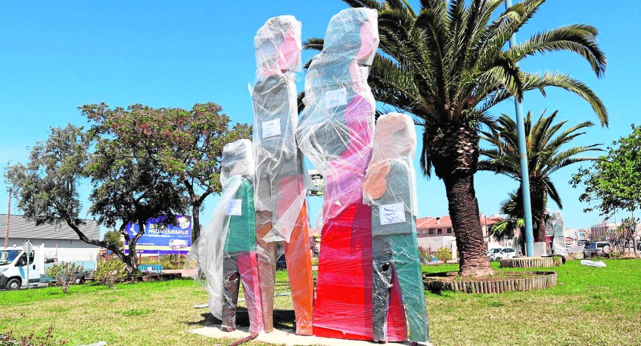 El tercero de los tres conjuntos escultóricos de la Plaza de la Igualdad Ana Orantes, de San Javier, cubiertos con plásticos antes de la inauguración. 