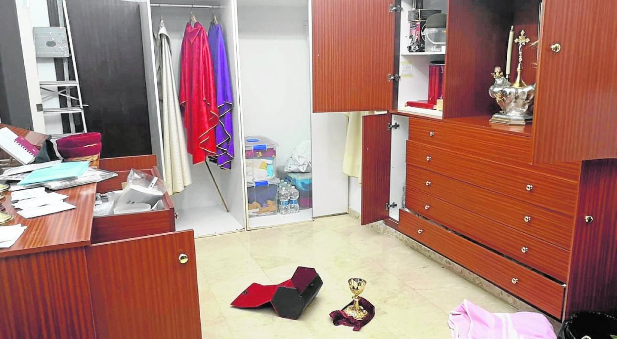 Muebles revueltos en el interior de la parroquia de La Aljorra tras el paso de los asaltantes. 