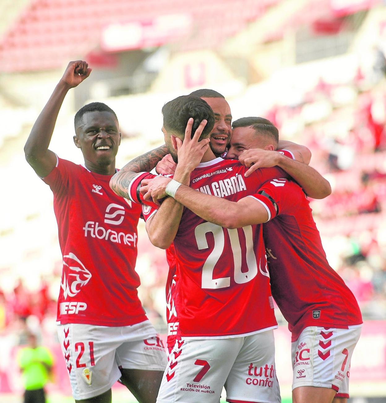 Los jugadores del Real Murcia celebran el gol de Dani García en el partido frente al Puertollano. 