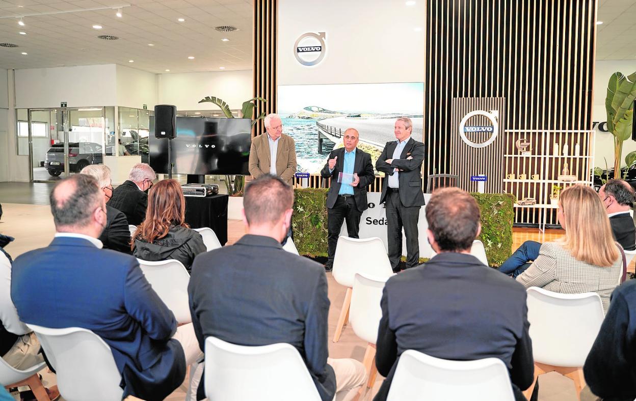 Raúl García Fernández, director gerente de Sedauto, flanqueado por Enrique Entrala Valenzuela y José María Galofré Ragel.