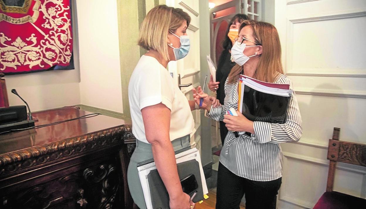 Noelia Arroyo y Ana Belén Castejón, charlando antes de un Pleno. 