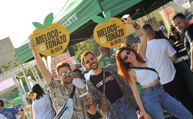 Festivaleros posando en La Fica este sábado.