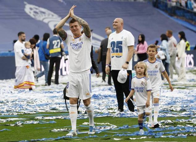 Toni Kroos, junto a sus hijos.