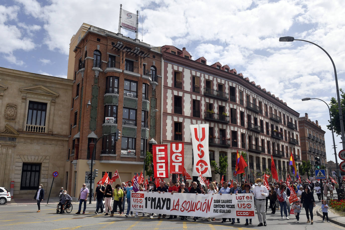Fotos: Miles de personas se echan a la calle en Murcia para exigir subidas salariales