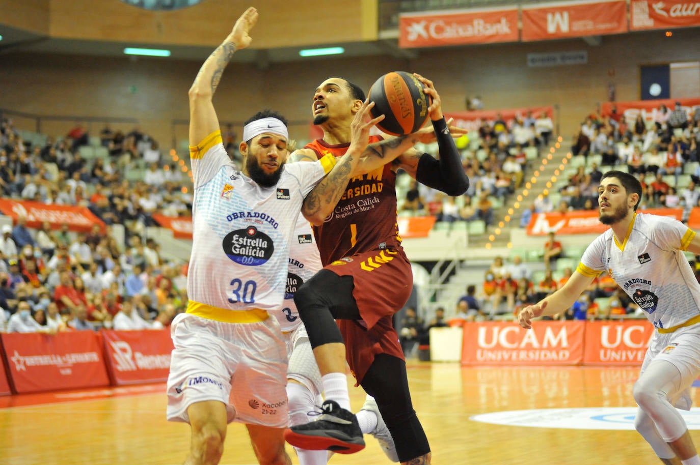 Fotos: El UCAM vuelve a los puestos de &#039;playoff&#039;