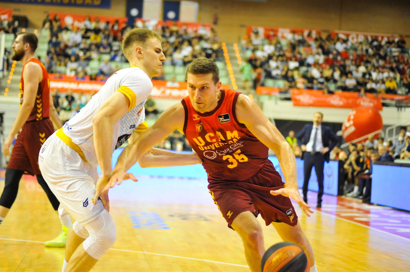 Fotos: El UCAM vuelve a los puestos de &#039;playoff&#039;