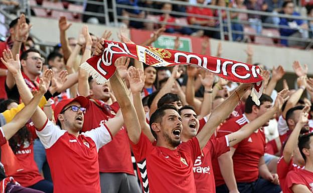 Galería. Aficionados del Real Murcia en las gradas del Enrique Roca.