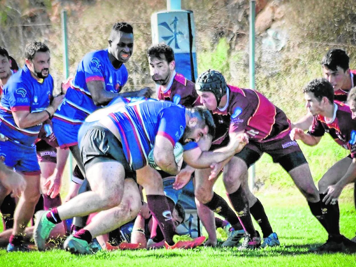 Jugadores del CRU, a la izquierda, durante el partido ante el Murcia que les dio el pase al 'playoff. 