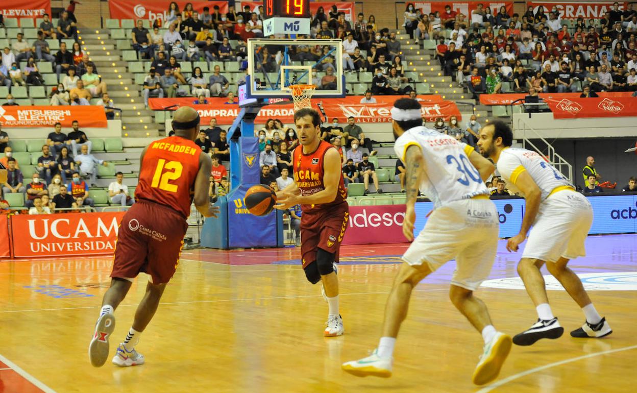 McFadden recibe un pase.