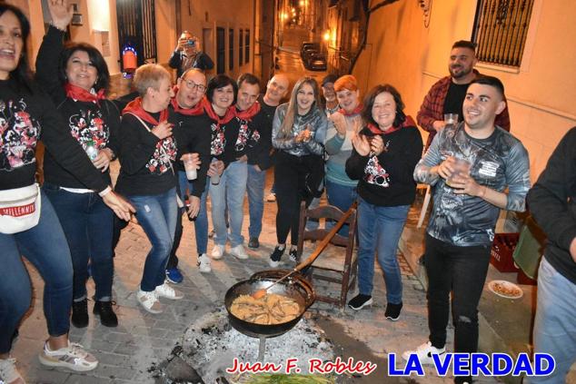La peña «Los Mataos» logró por tercera vez alzarse con el primer premio del Concurso de la Noche de las Migas en la categoría de peñas; entre los grupos de vecinos del Hoyo, el primer puesto fue la peña «La Cruz». 